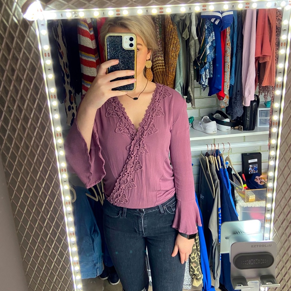Cute shirt with flared sleeves, detailed neckline